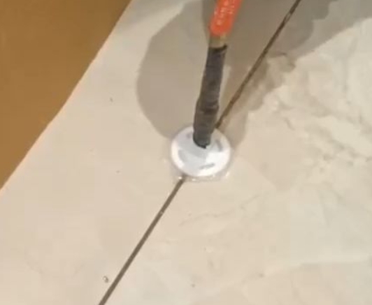 雅江瓷砖空鼓维修公司专业解答瓷砖在铺贴过程中，如果没有涂抹均匀到位的粘结材料（如水泥砂浆或瓷砖胶），可能会导致以下问题