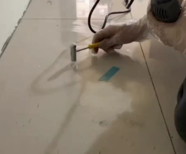 雅江瓷砖开裂维修公司专业分享瓷砖在铺贴前如果没有沥干水分，将会导致以下问题